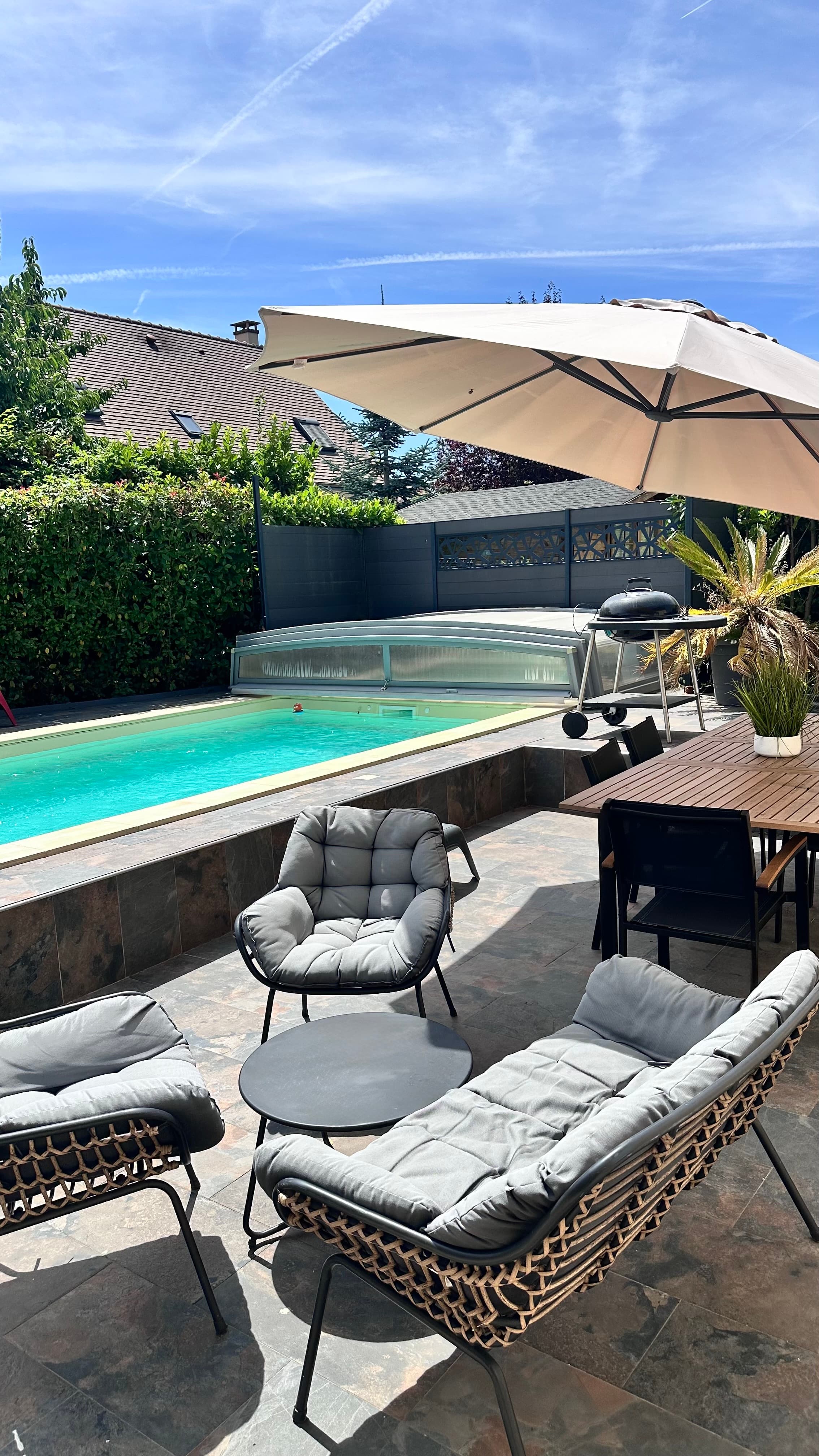 Terrasse aménagée et salon de jardin